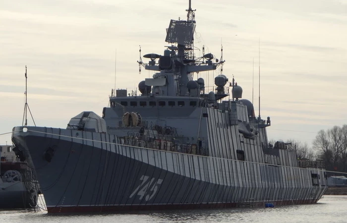 Зачем некоторые военные корабли опутывают странными черными кабелями