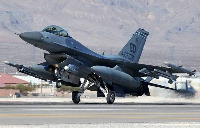 Что из себя представляет американский истребитель F-16 и может ли он тягаться с российскими аналогами