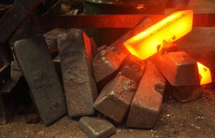 Какой широко распространенный металл называют «свинским» и за что