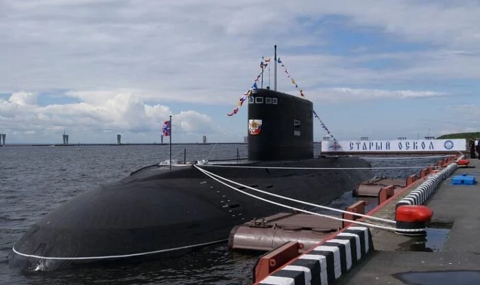 Как окна субмарины выдерживают давление воды и не трескаются