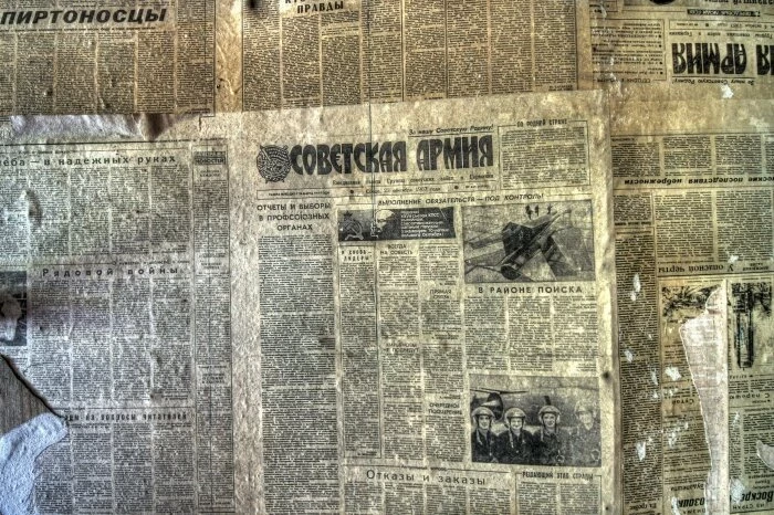 Зачем стены советских квартир обклеивали сначала газетами, а только потом – обоями