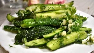 Быстро и вкусно: проверенные рецепты малосольных огурчиков