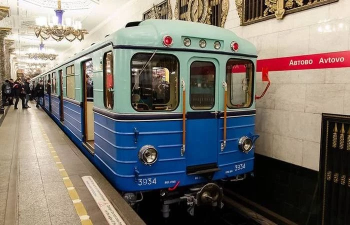 Что за странные «уголки» были на торцах старых составов метро