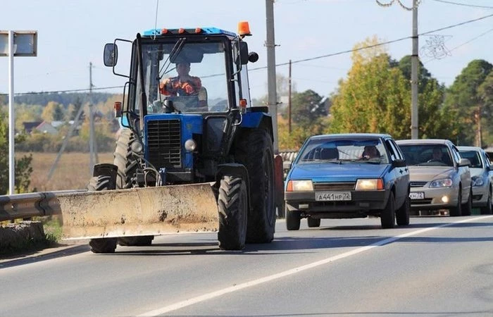 Можно ли совершать обгон тихоходного транспортного средства через сплошную разметку