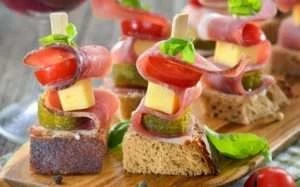 Закуска на зубок: 12 рецептов вкусных праздничных канапе