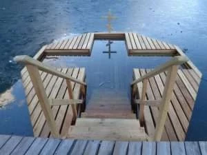 Врачи и спасатели напомнили о правилах окунания в купель на Крещение