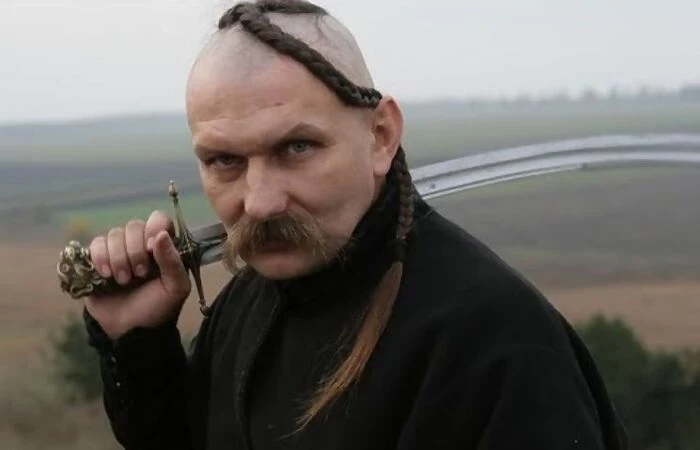 По какой причине казаки оставляли на бритой голове длинный чуб