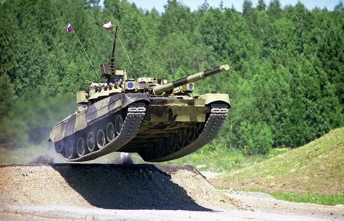 Ездит на турбине и стреляет дровами: 5 занимательных фактов о советском танке Т-80