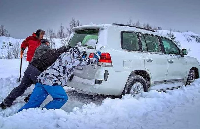 5 советов от опытных водителей, которые помогут выехать из сугроба