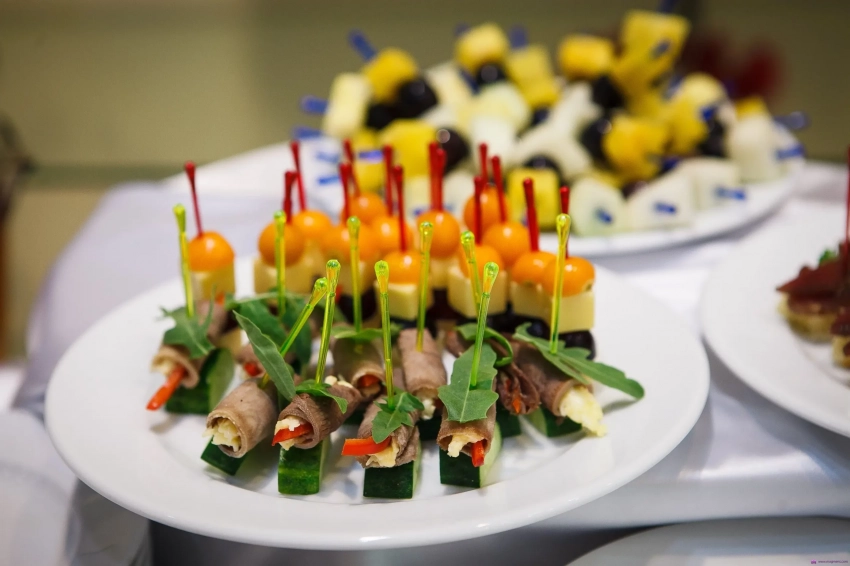 Закуска на зубок: 12 рецептов вкусных праздничных канапе