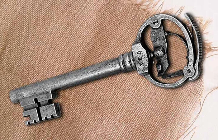 Под какие предметы маскировали оружие в прошлом, и было ли это эффективно