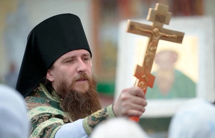 Почему на православных крестах есть косая перекладина, а на католических — нет