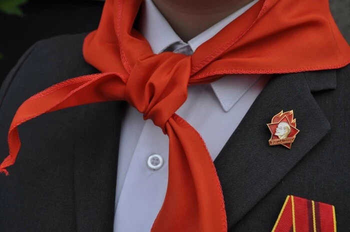 Зачем пионеры прятали красные галстуки в карманы после школы
