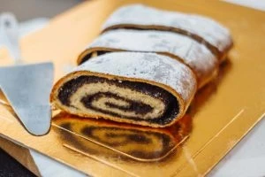 С маком, изюмом, корицей: рецепты рулетов из дрожжевого теста