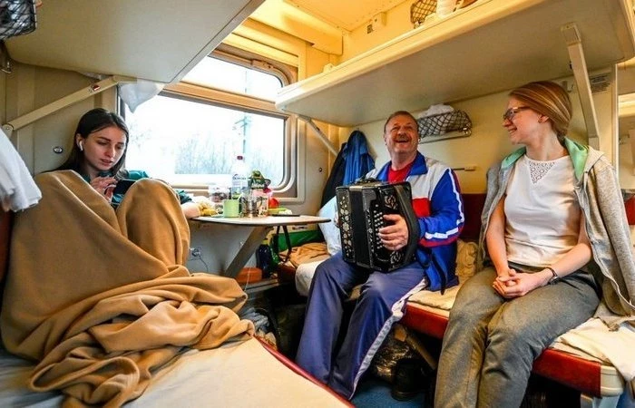 Можно ли пассажирам с верхних полок сидеть за столиком: РЖД окончательно решил спор