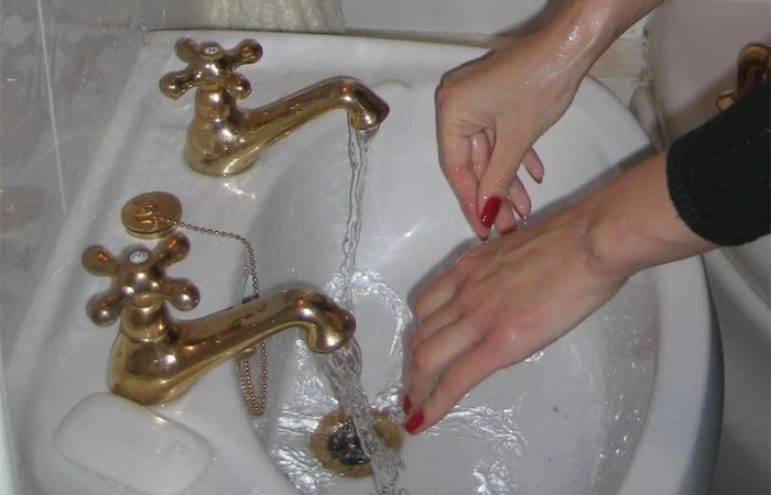 Зачем англичане мучаются, смешивая воду в раковине из двух кранов