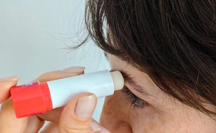 Зачем мазать брови гигиенической помадой: 8 бьюти-лайфхаков, чтобы быть на высоте без дорогущей косметики