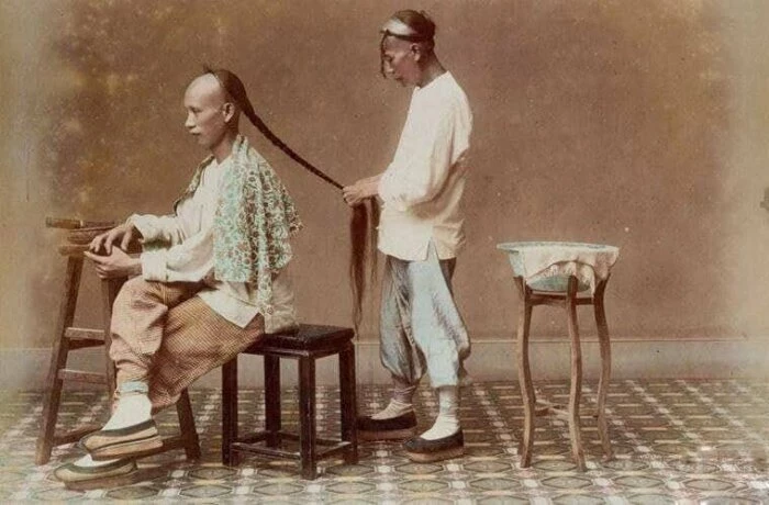 Почему в прошлом китайцы одну сторону головы выбривали, а с другой отращивали косы