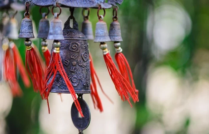 Зачем любители фен-шуй вешают разнообразные колокольчики в своих домах