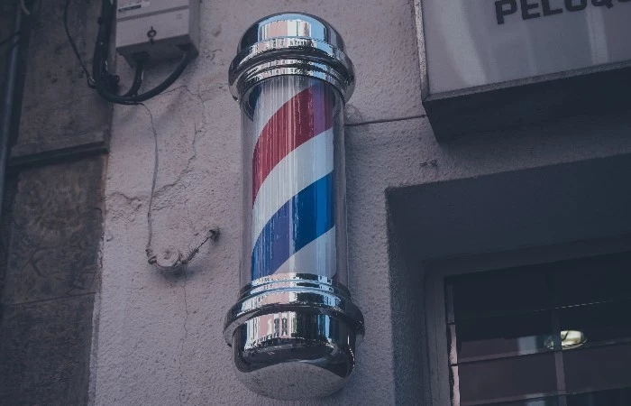 Зачем перед дверьми современных барбершопов вывешивают крутящиеся столбики