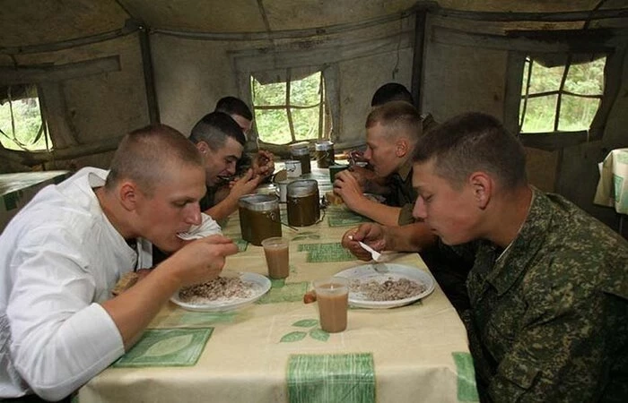 Горячая пища и сухпаек: чем кормят солдат в полевых условиях