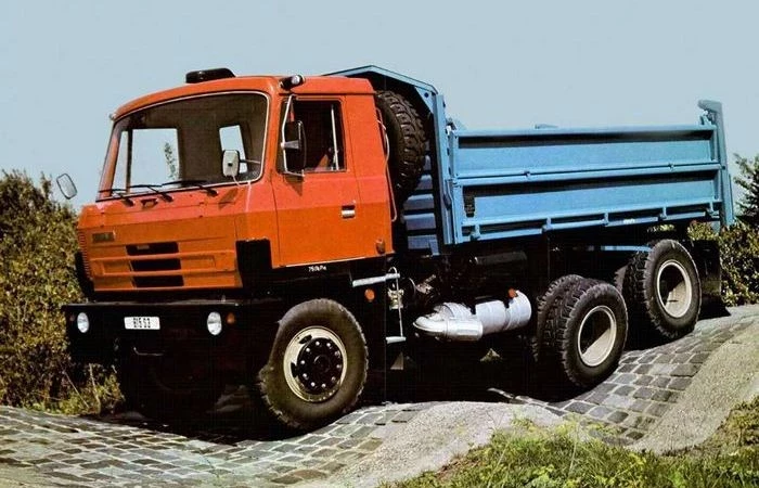 За что советские шоферы полюбили грузовики Tatra 815 и почему звали их «косолапыми»