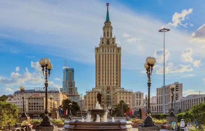 Почему самую нестандартную сталинскую высотку гостиницы «Ленинградская» возненавидели советские власти