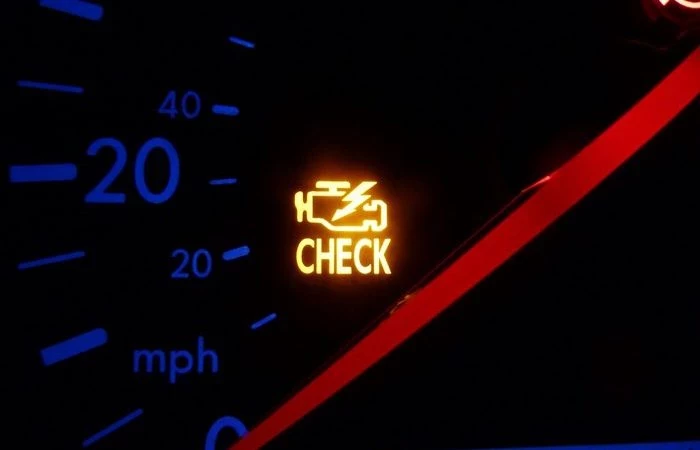 На панели загорелся «Check Engine»: можно ли как-то выяснить причину самостоятельно без автосервиса