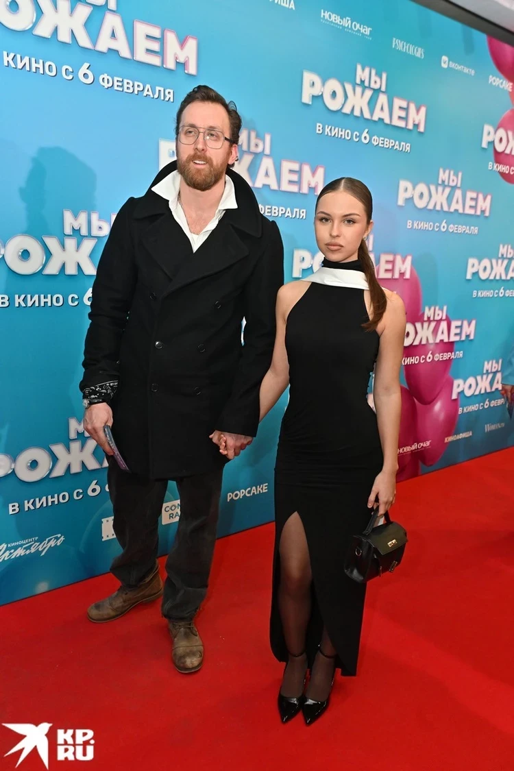 Якушев с юной возлюбленной, Цапник с Паниной в откровенном наряде: как прошла премьера комедии «Мы рожаем»