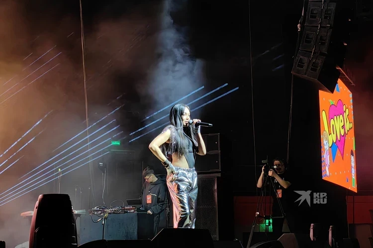 Пошлые шутки и разборки со зрителями: что творилось на дискотеке 90-х, где выступали «Корни» и «Отпетые мошенники»