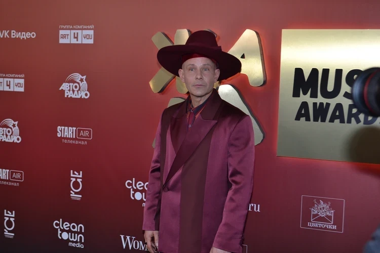 Певица Марго променяла Киркорова на Тимати, а Хилькевич принесла куклу вместо дочки: что творилось на красной дорожке премии «Жара»