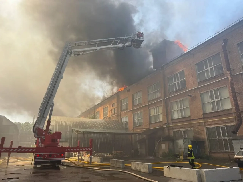 В Ровно горит помещение бывшего газоразрядного завода