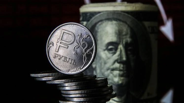 Почему падает курс рубля и когда остановится снижение: взгляд аналитиков