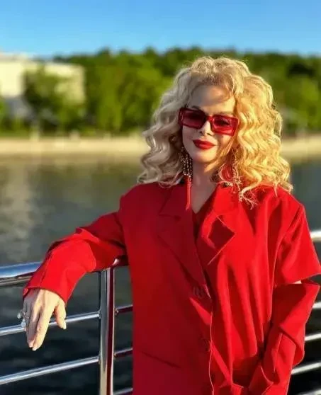 "Оказалась в роли распятого Христа". Иосиф Пригожин и Григорий Лепс поддержали Ларису Долину на фоне слухов о том, что сцену с ней могут вырезать из новогоднего фильма