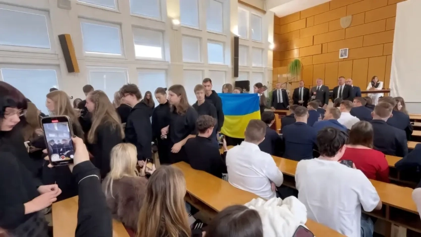 Фицо предложил студентам-бунтарям отправиться на фронт, если они «за Украину»