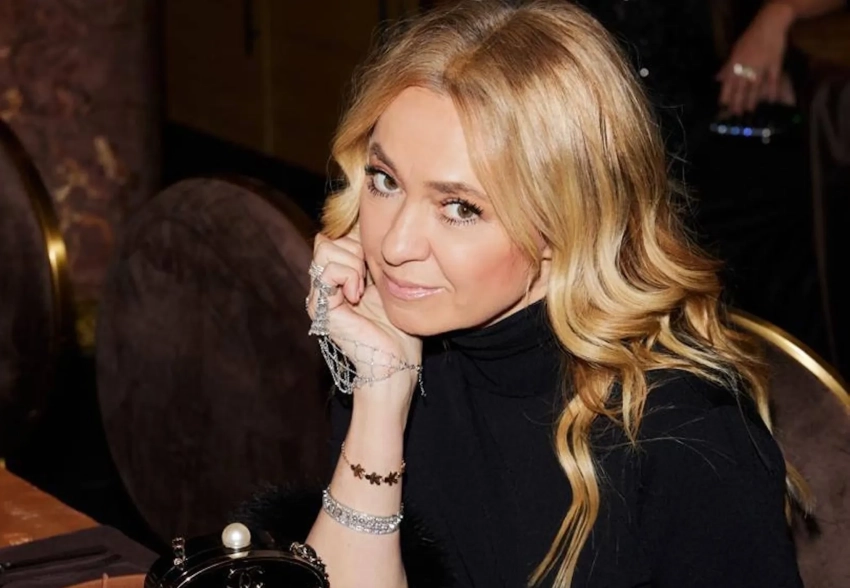 Яна Рудковская, Ксения Раппопорт, Юрий Колокольников с женой и Виктория Шелягова на светском ужине модного бренда