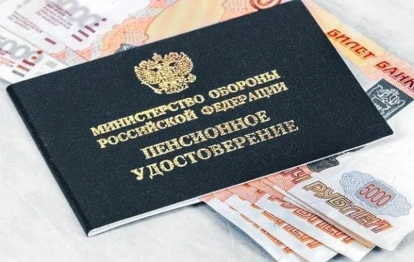 Военные пенсии в 2026 году повысят дважды: стали известны подробности
