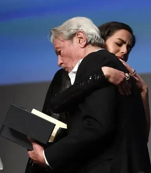 Младший сын Алена Делона снова подал в суд на сестру из-за завещания отца