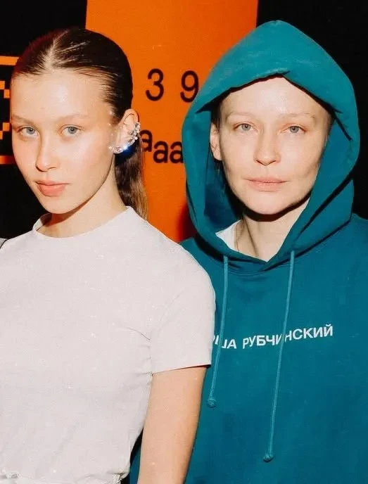 Анна Пересильд вышла в свет вместе с мамой Юлией Пересильд