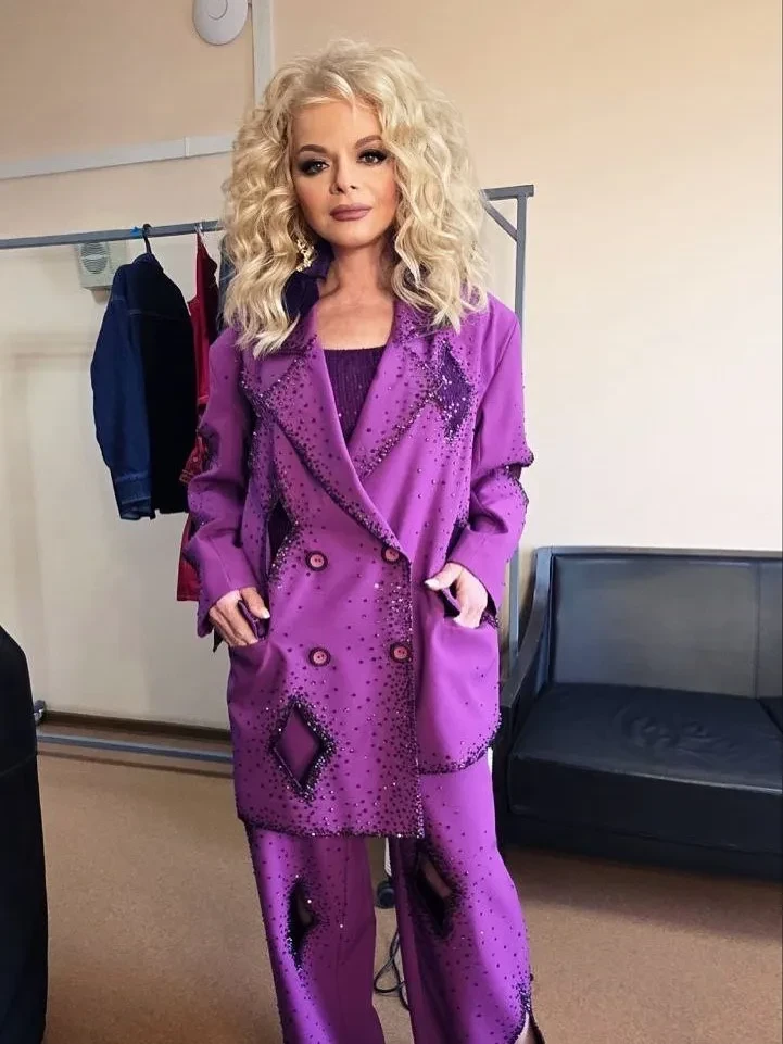 Лариса Долина просит разрешить ей пожить в проданной квартире ещё несколько месяцев и хочет взыскать с Полины Лурье плату за ЖКУ