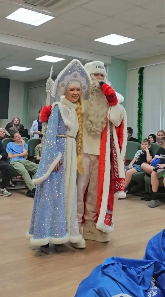 Шаман и Екатерина Мизулина посетили детскую больницу в образах Деда Мороза и Снегурочки