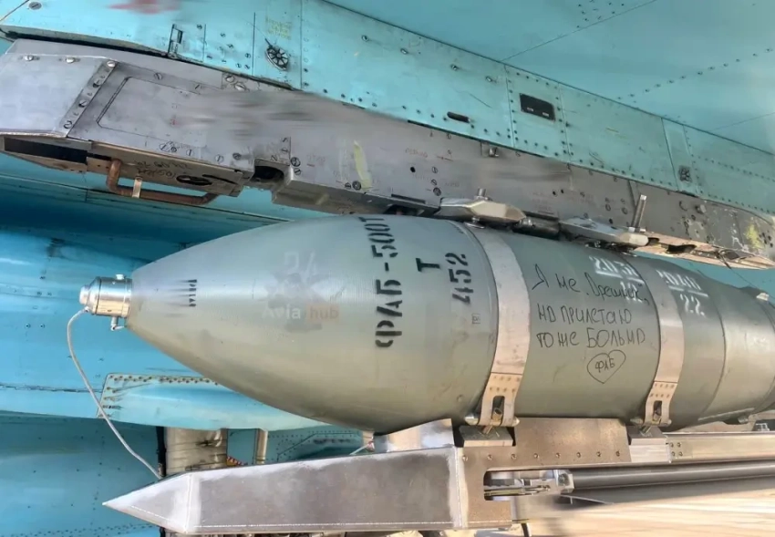 Дрон ВС РФ с земли заснял удары ФАБ-500 по переправе ВСУ в районе Купянска