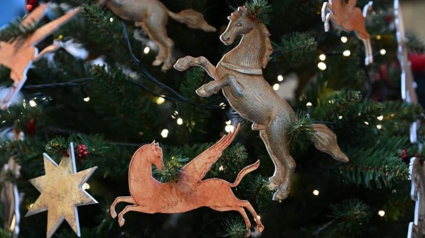 Огненный Конь принесет удачу и благополучие: как украсить дом к Новому 2026 году