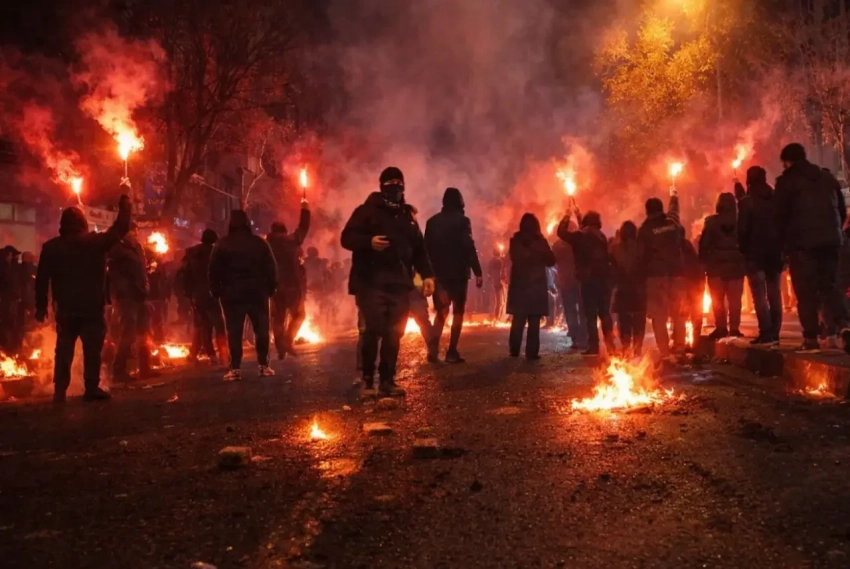 Сын бывшего иранского шаха из США призвал протестующих к захвату власти