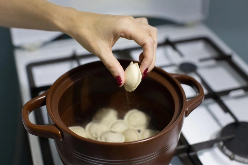 Можно ли класть замороженные пельмени в кипяток