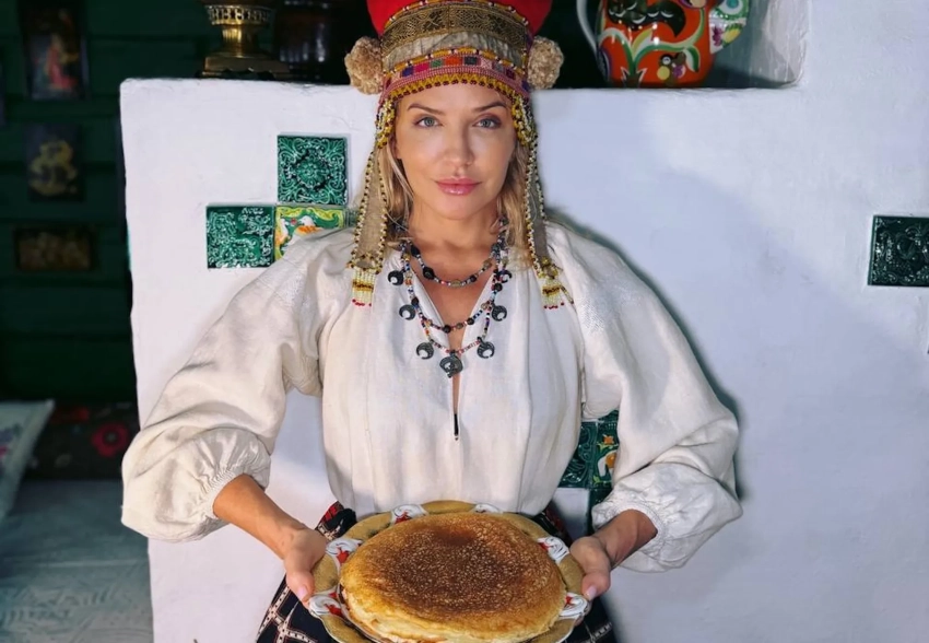 Блины с красной икрой и народные костюмы: как Яна Рудковская, Виктория Шелягова, Оксана Самойлова и Наталья Давыдова отмечают Масленицу