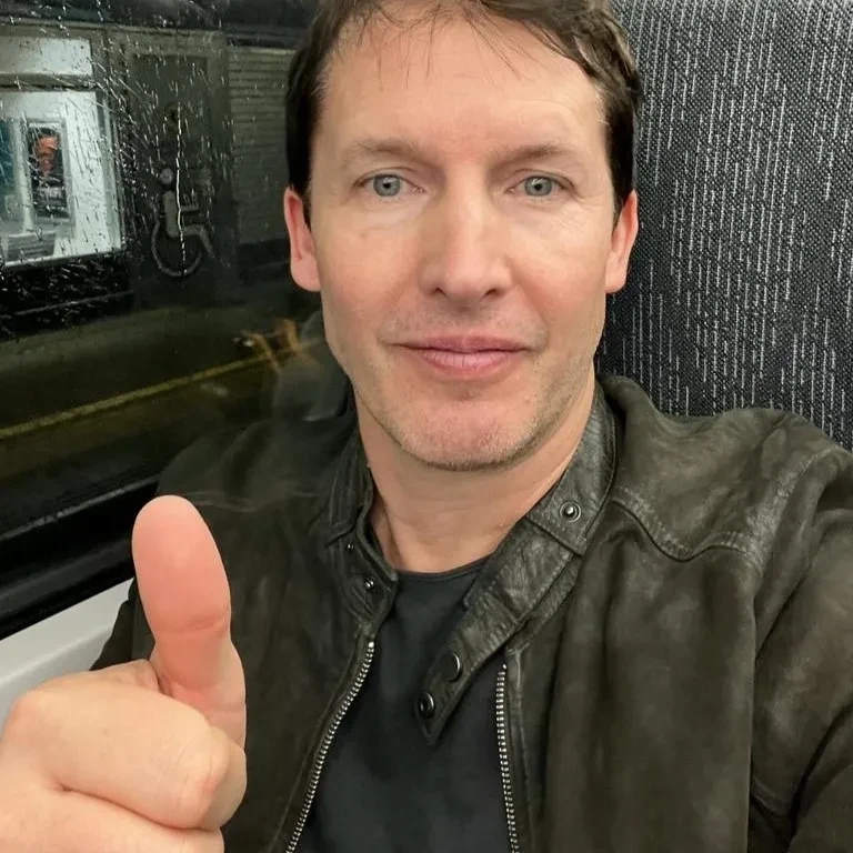 "Какое разочарование". Певца Джеймса Бланта "отменяют" из-за фото в ушанке с российским гербом