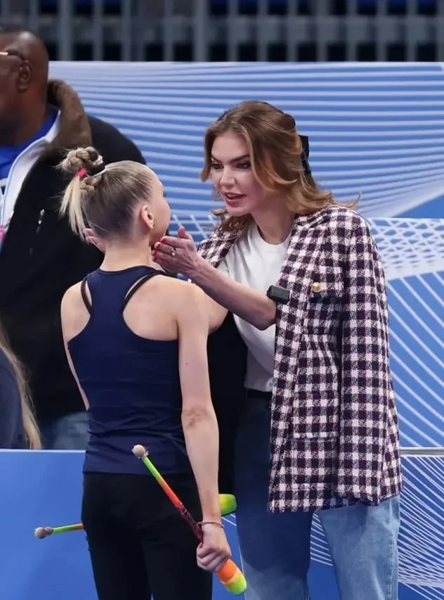 Бант в волосах и жакет в клетку: Алина Кабаева появилась на публике в Москве и Питере