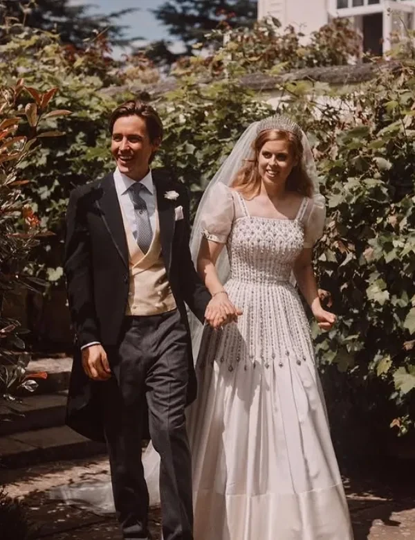 Спасает бизнес, а не семью: инсайдер назвал причину охлаждения в браке принцессы Беатрис и Эдоардо Мапелли-Моцци