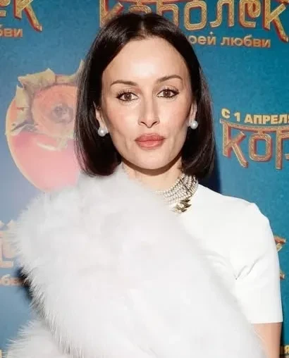 Тина Канделаки в мехах, Алексей Чадов с женой, Павел Воля, Ляйсан Утяшева и дочь Глюкозы посетили премьеру фильма в Москве